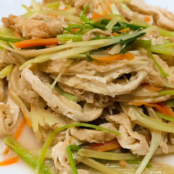 芹菜炒豆皮:Chen Hui Huang 一起做