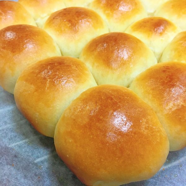 鬆軟香濃奶油小餐包 【手搓麵糰 直接法】：Sarah Huang 一起做