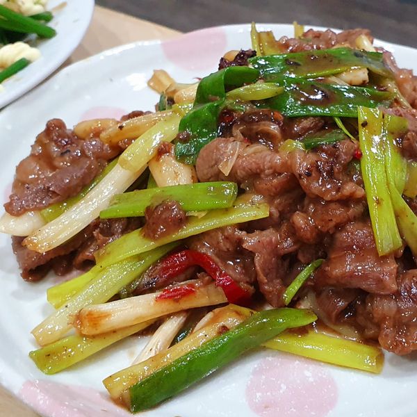 開飯！快炒蔥爆牛肉 : Maggie Wang一起做