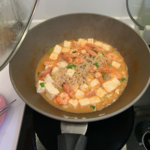 鮮蝦豆腐煲（影片）：芮芮 一起做