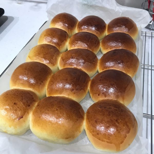 鬆軟香濃奶油小餐包 【手搓麵糰 直接法】：黃小東 一起做