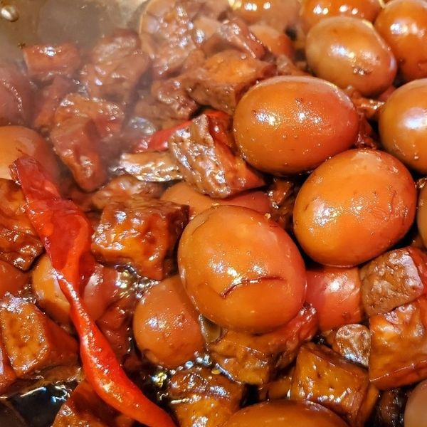 羊小窩廚房-簡易東山鴨頭滷味：安妮 一起做