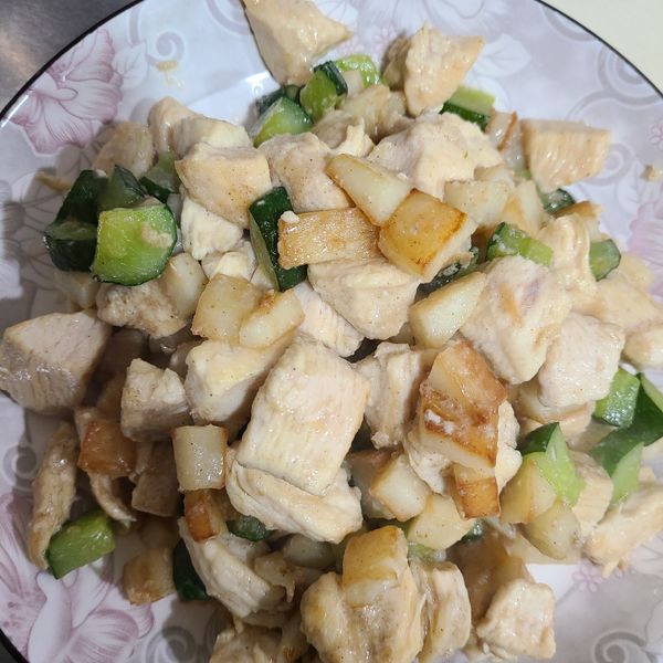 雞胸肉炒小黃瓜馬鈴薯丁 : 蔡慧雯一起做