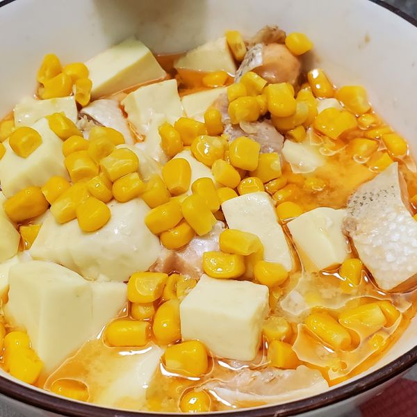 玉米豆腐蒸鯛魚。電鍋料理：Cara 一起做