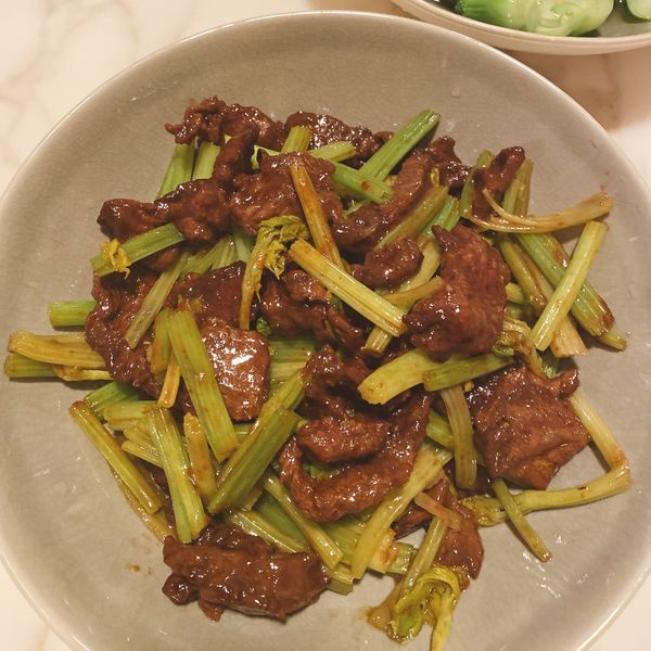 快炒芹菜牛肉：成天遊走在廚房的貓 一起做
