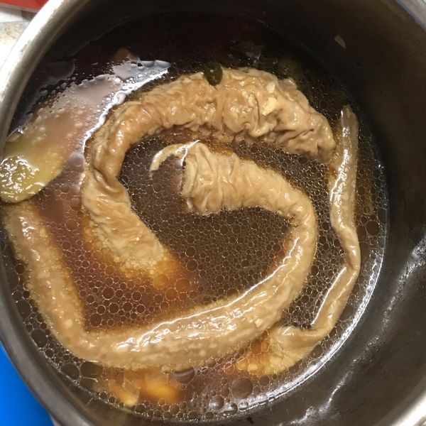 滷大腸和油炸肥腸：水 一起做