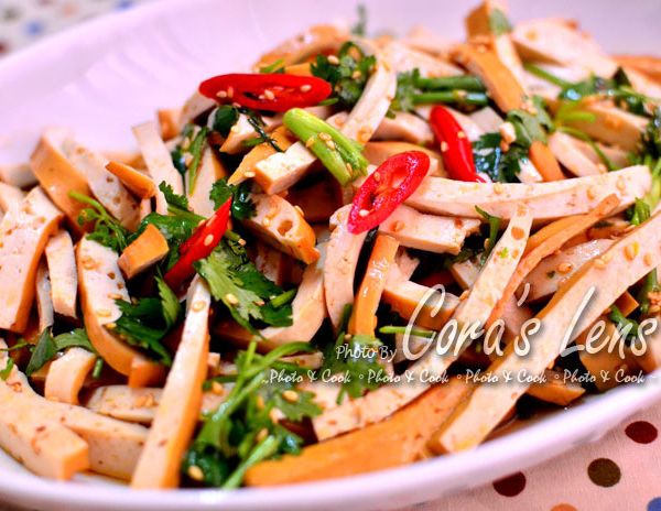 【時間淬釀的甘露之味】香辣涼拌豆干 : 可拉的鏡頭一起做