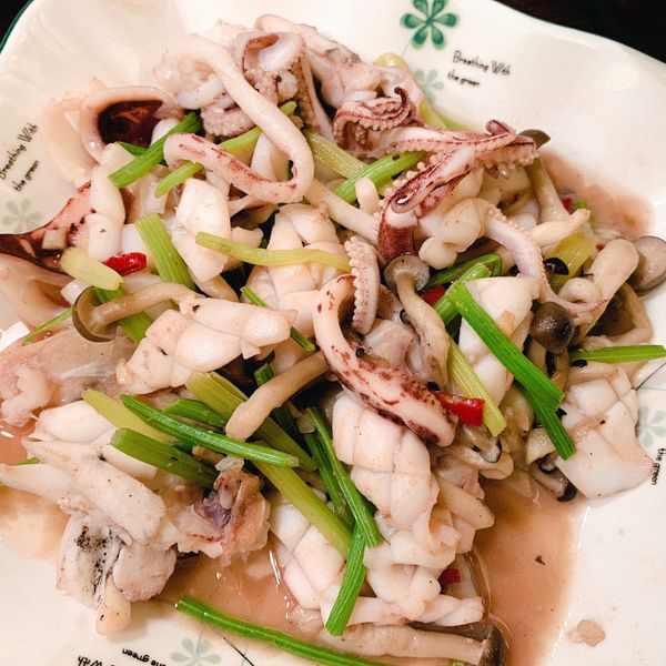 芹菜炒透抽。簡易家常菜：Eria Lu 一起做