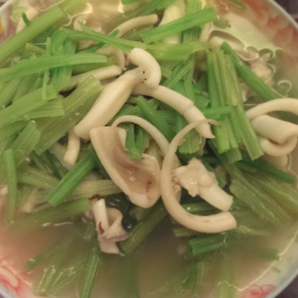 ㄚ曼達的廚房~康寶鮮味炒手鰹魚口味~芹菜炒花枝：祺祺 一起做