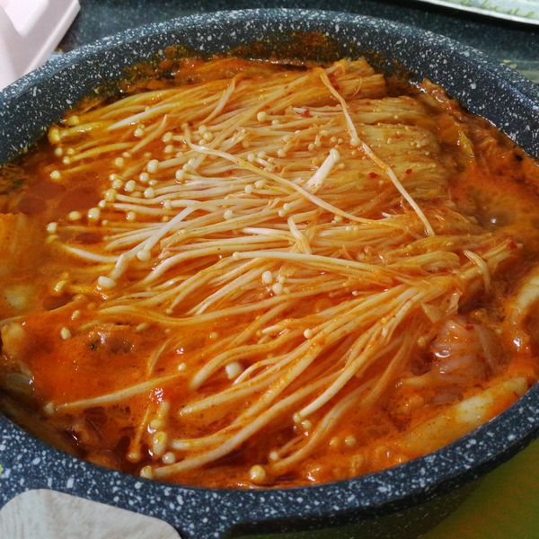 超簡易韓式泡菜豬肉鍋돼지고기 김치찌개 : reni一起做