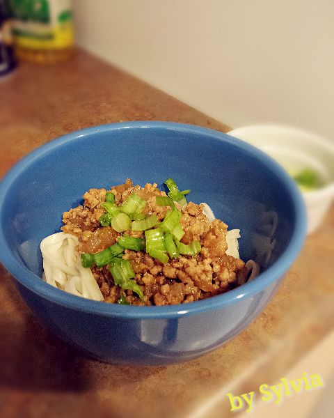 【粉豬兒】辣炸醬乾拌麵：Sylviaaa 一起做