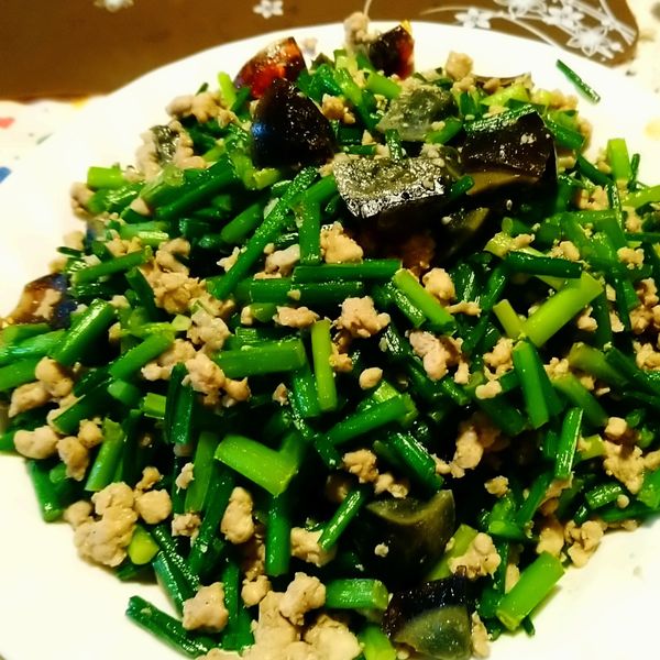 ♣韭菜花炒皮蛋♣ 肉末下飯菜~4 : 小英一起做