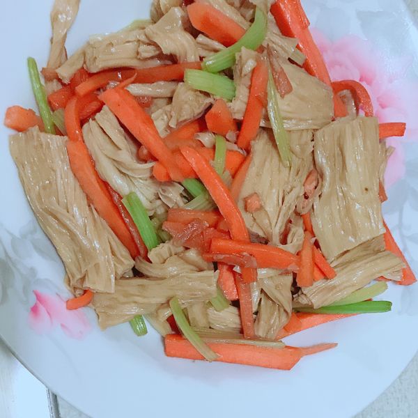 芹菜炒豆皮:ElizabethJunior 一起做