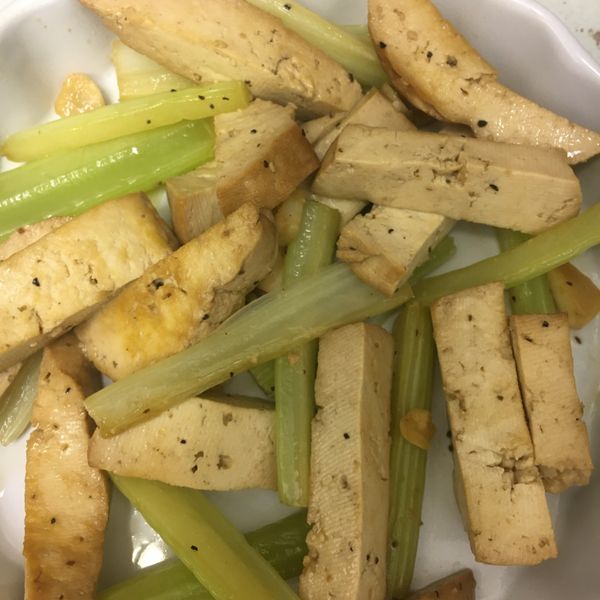 芹菜炒豆干：C Lin 一起做
