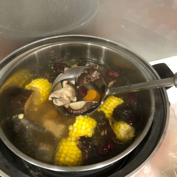 香菇玉米雞湯：張吐司 一起做