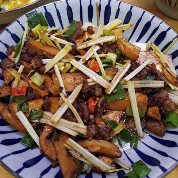 芹菜炒豆干：國二女孩 一起做