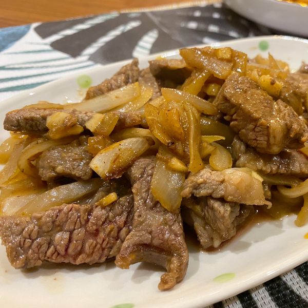 洋蔥炒牛肉：Ho Yuan-ching 一起做