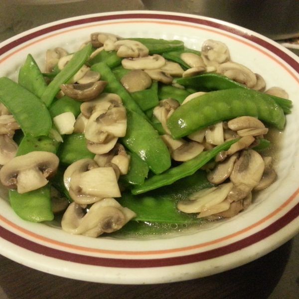 【粉豬兒】豌豆炒蘑菇：Yijun Chen 一起做