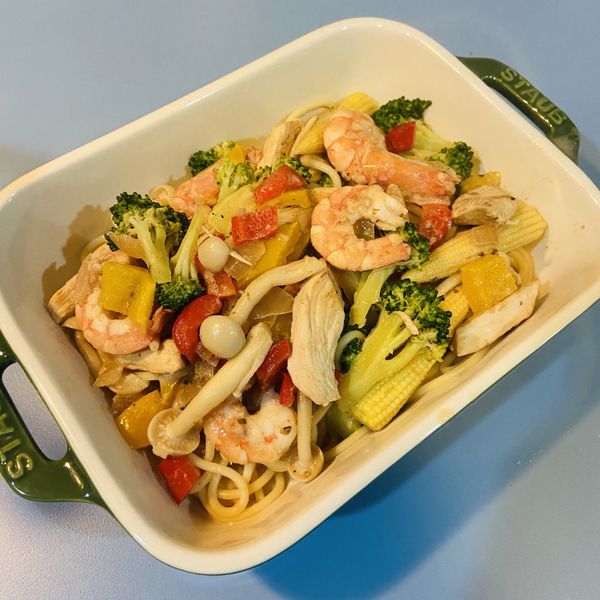 蒜香白醬鮮蝦義大利麵 : 小黑人一起做