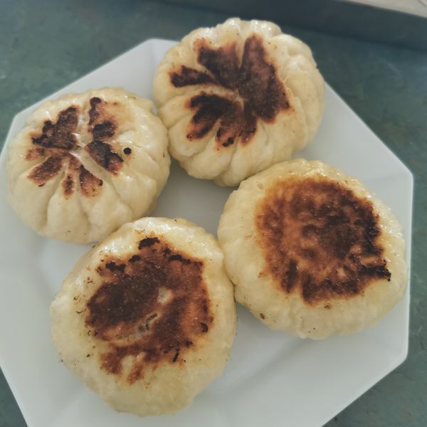 高麗菜牛肉水煎包
簡易。家常包點。午餐：Wong Iris 一起做