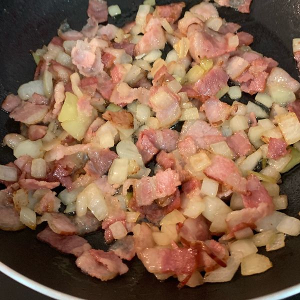 洋蔥炒培根：葉芊㚬 一起做