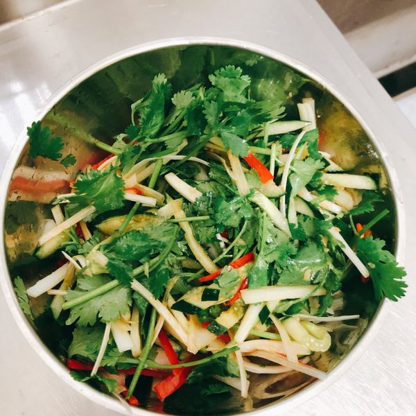 老虎菜(涼拌香菜小黃瓜辣椒蔥)：小艾瑪 一起做