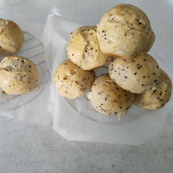 免揉牛奶芝麻麵包 : 林小芳一起做