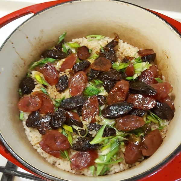 蒜苗臘腸煲仔飯【一鍋煮】 : 胡搞蝦搞一起做