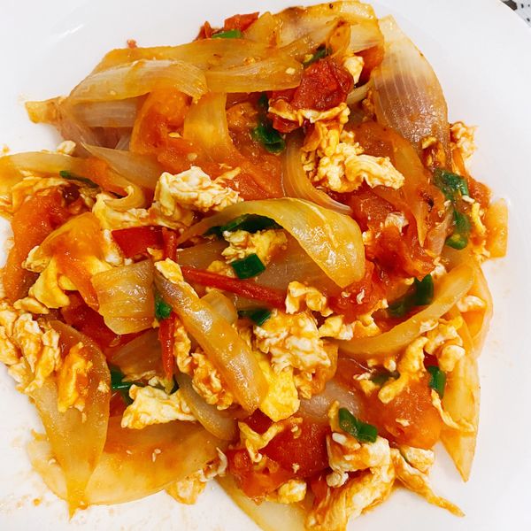 洋蔥蕃茄炒嫩蛋:吳美嫻 一起做