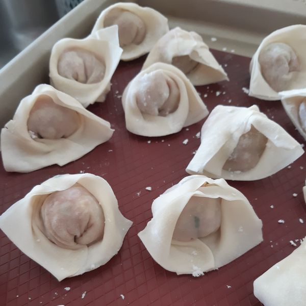 炒手  餛飩  煮出有腦狀的完美抄手 : 加國賢妻一起做