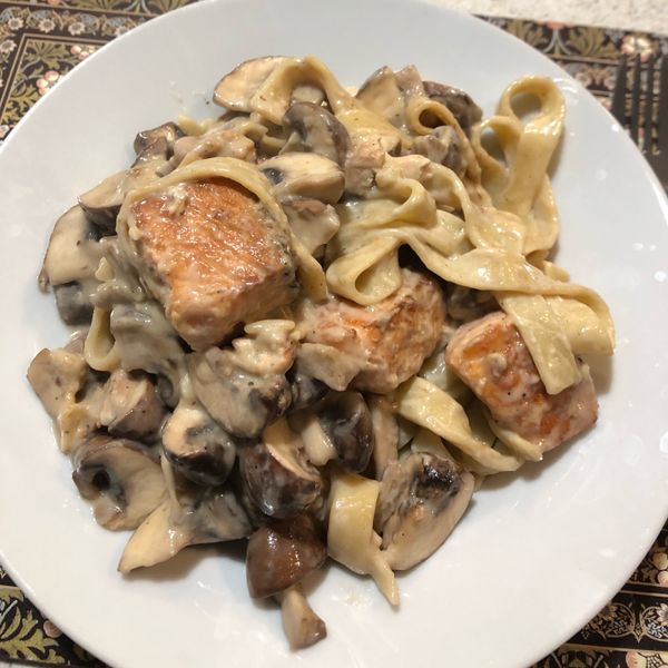 蒜香白醬鮭魚義大利麵 - 完美白醬比例：在美食沙漠的吃貨 一起做