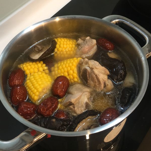 香菇玉米雞湯：Mandy Mai 一起做