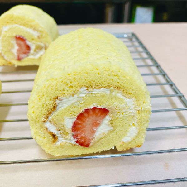 草莓可爾必思生乳捲 : chia chia一起做