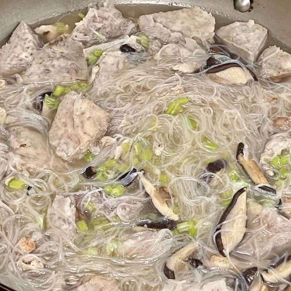 芋頭米粉 : 多乖媽(•ૢ⚈͒⌄⚈͒•ૢ)一起做