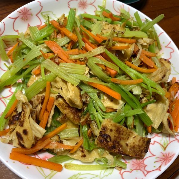 芹菜炒炸豆皮～全素：好想懂 一起做