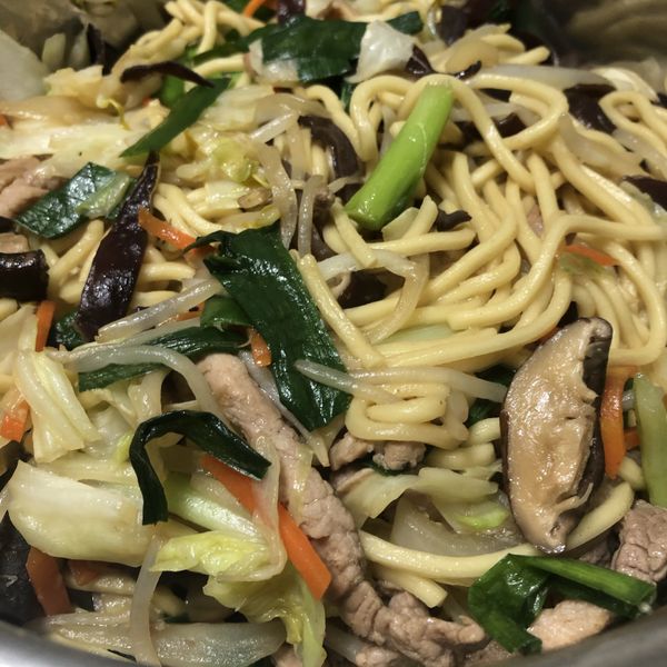 家常肉絲炒麵：慈兒 一起做