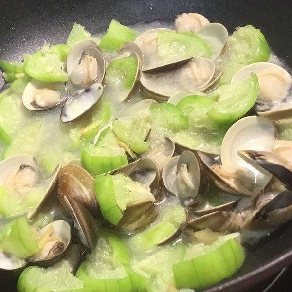 【MaiMai廚房】絲瓜蛤蜊 : 錢母一起做