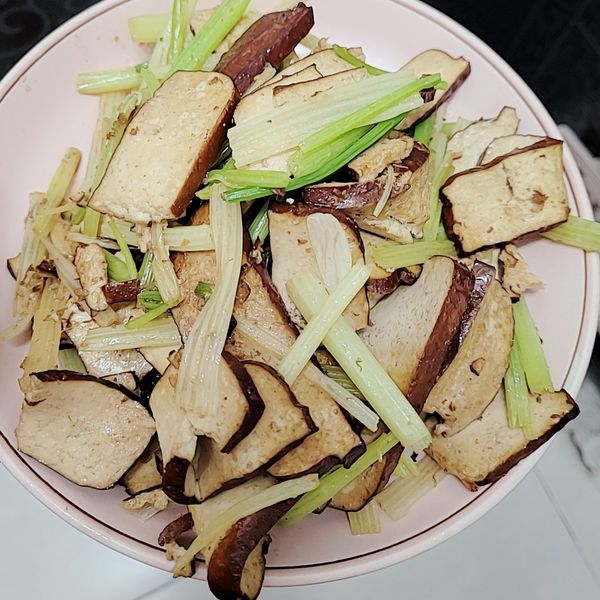 芹菜炒豆干：貓咪 一起做