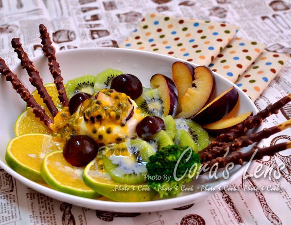 【我也做了】媽咪聰明料理術之培根水果沙拉佐百香果優格醬 : 可拉的鏡頭一起做