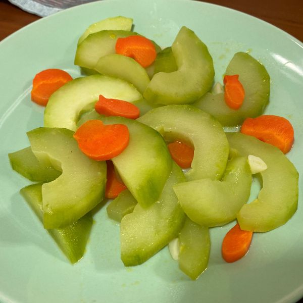 愛烹飪。清炒大黃瓜 : 瓜瓜小姐一起做