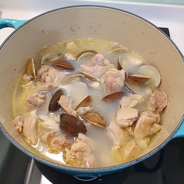 蒜頭蛤蜊雞湯 : 鄭大妮一起做