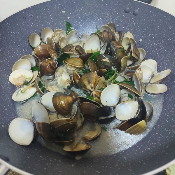 塔香蒜炒蛤蜊 : Chen ZI Tong一起做