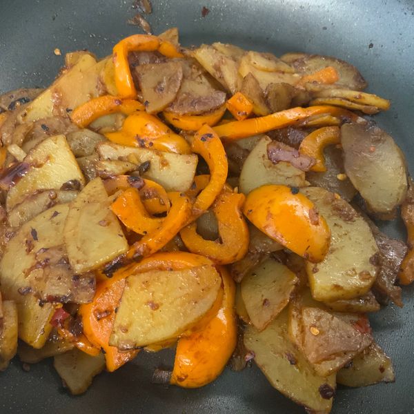 大陸東北料理～青椒土豆片 : 一个给鸭鸭做饭的团团一起做