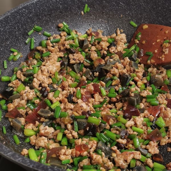 韭菜花肉末皮蛋 : grace一起做