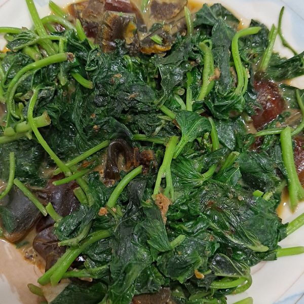 炒地皮(地瓜葉+皮蛋) : 小鳳一起做