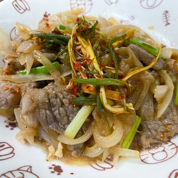 洋蔥炒牛肉：Ho Yuan-ching 一起做