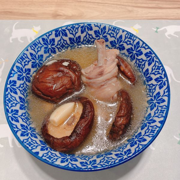 蒜頭香菇雞湯：chen chih ting 一起做