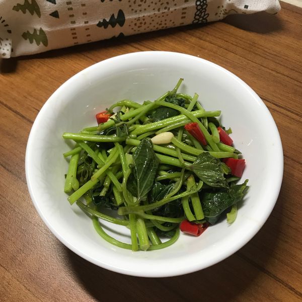 簡易 蒜炒地瓜葉：貓下去 一起做