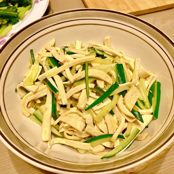 快炒黃瓜豆干絲：Laura 一起做