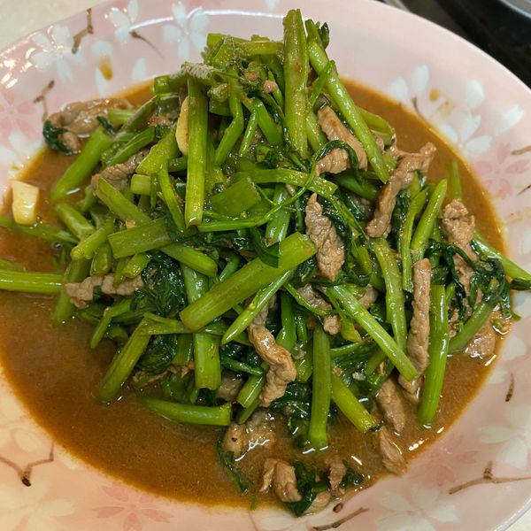 沙茶牛肉炒空心菜：潔 一起做